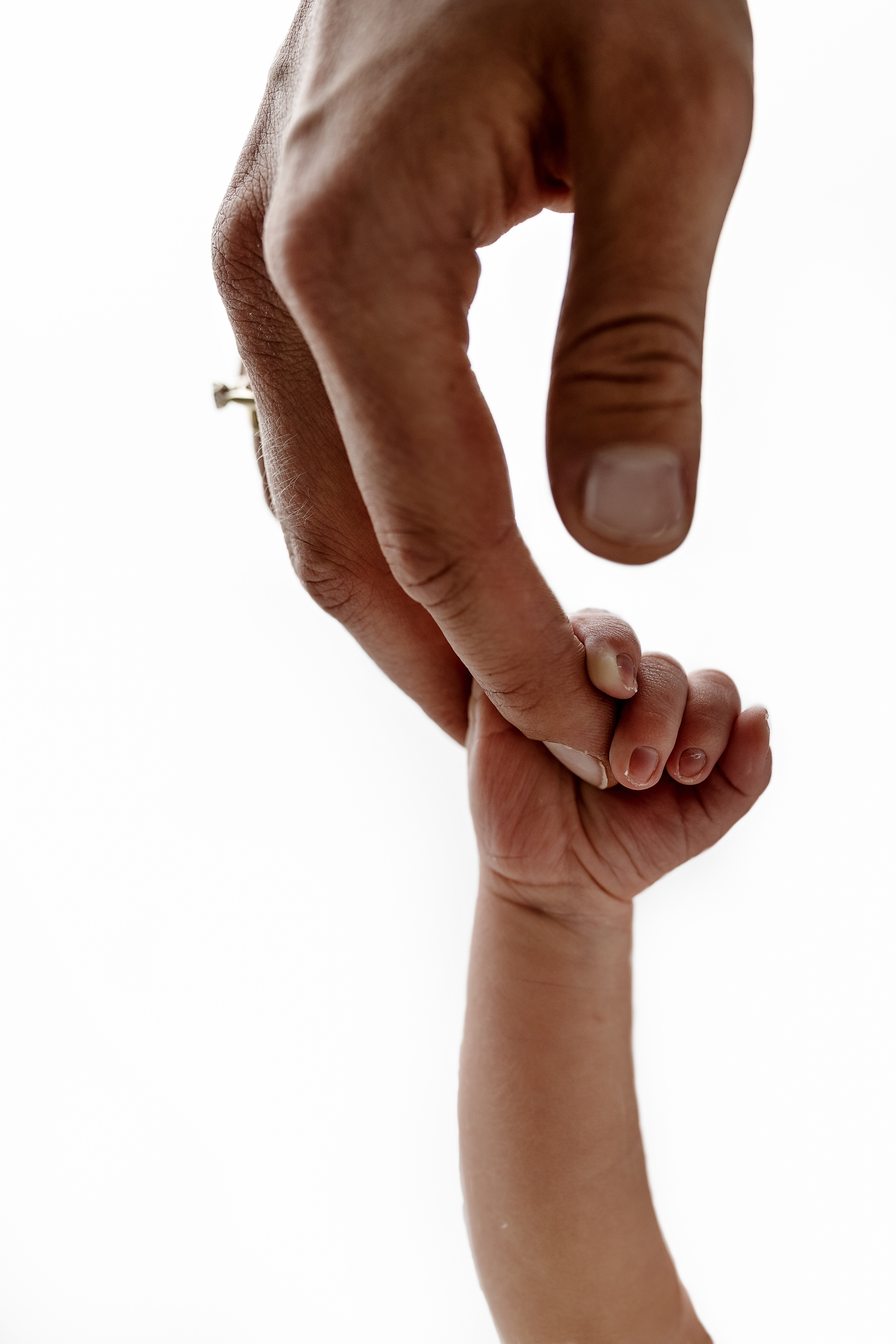 Dłonie rodzica i dziecka